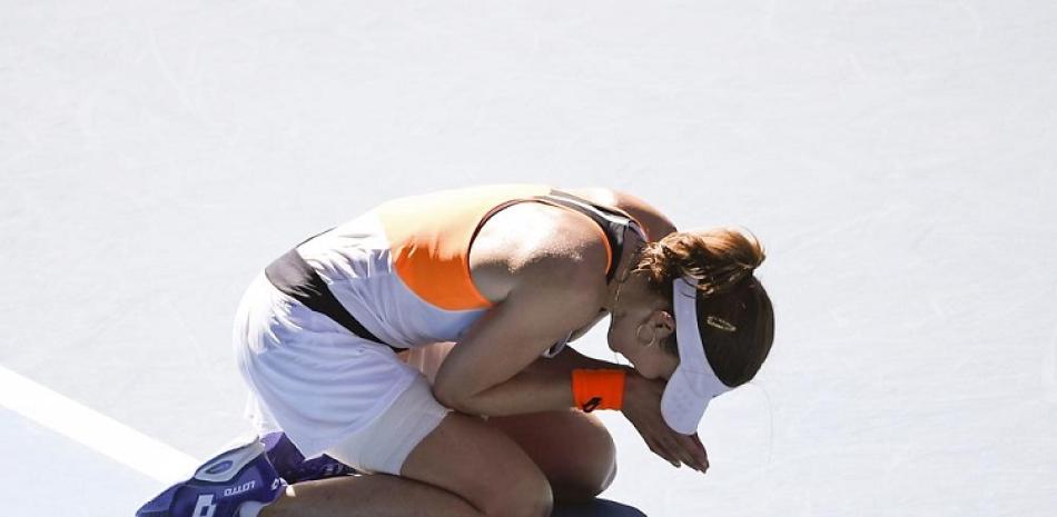 La francesa Alizé Cornet reacciona tras derrotar a la rumana Simona Halep en su partido de cuarta ronda en el Abierto de Australia, en Melbourne, Australia.