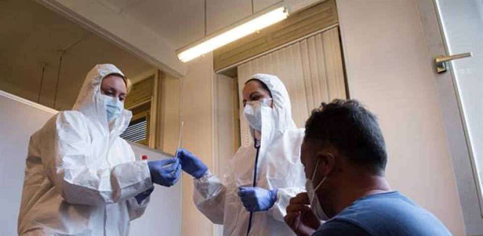 Fotografía de archivo personal médico que realiza una prueba de coronavirus.

Foto: EFE/EPA/ALESSANDRO CRINARI