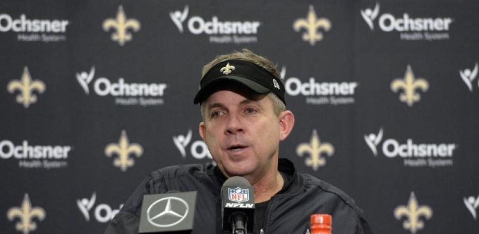 El entrenador de los Saints de Nueva Orleans Sean Payton habla con la prensa tras un partido, el 24 de diciembre del 2017.