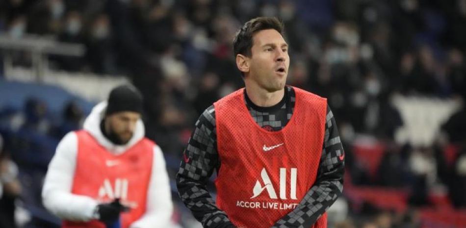 El atacante argentino Lionel Messi calienta en la banda durante el partido de su club Paris Saint-Germain ante Reims en la liga francesa.