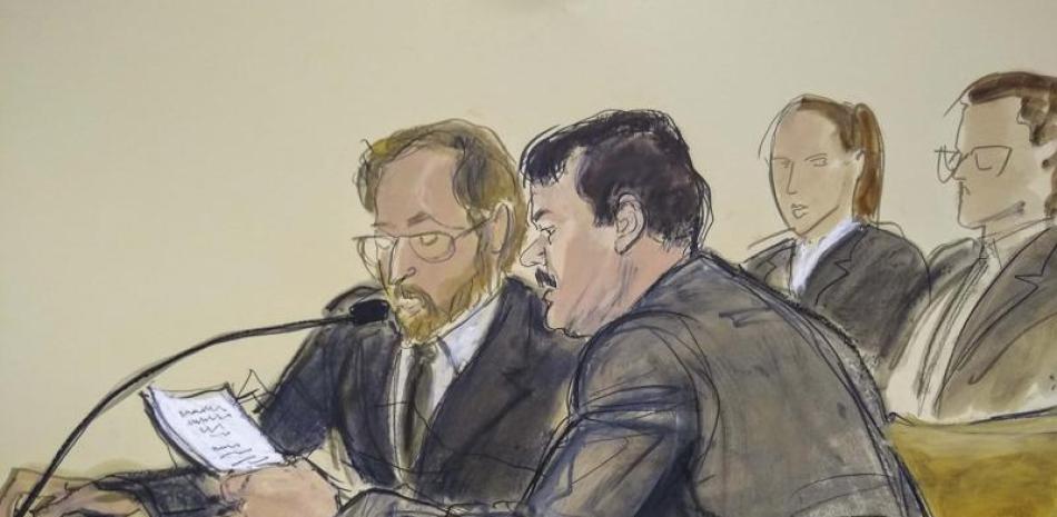 En este dibujo, Joaquín "El Chapo" Guzmán, a la derecha, lee un texto a través de un intérprete durante su sentencia en la corte federal el 17 de julio del 2019 en Nueva York. (Elizabeth Williams via AP, File)