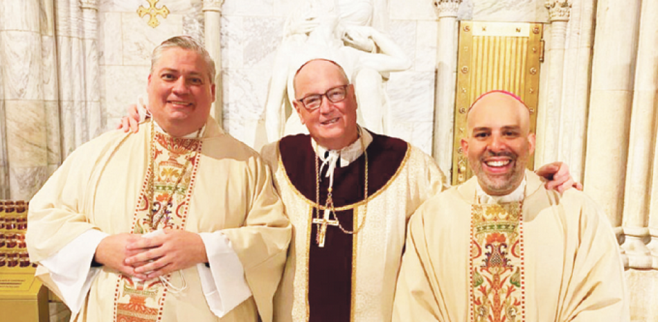 Desde la izquierda, monseñor John Bonnici, el arzobispo de Nueva York, Timothy Dolan, y el nuevo obispo auxiliar, monseñor Joseph Espaillat.