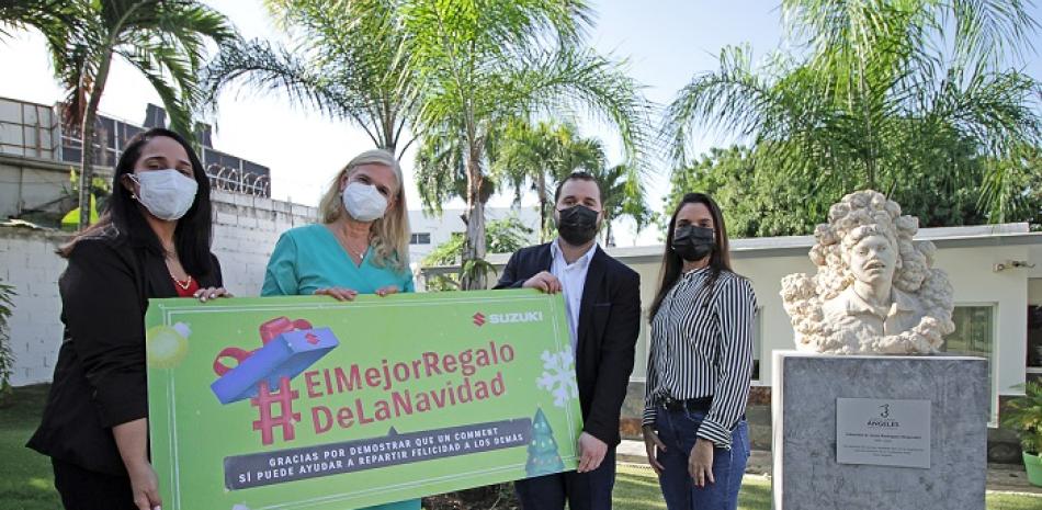 Ejecutivos de Santo Domingo Motors entregan el donativo a directivos de Nido de Ángeles.