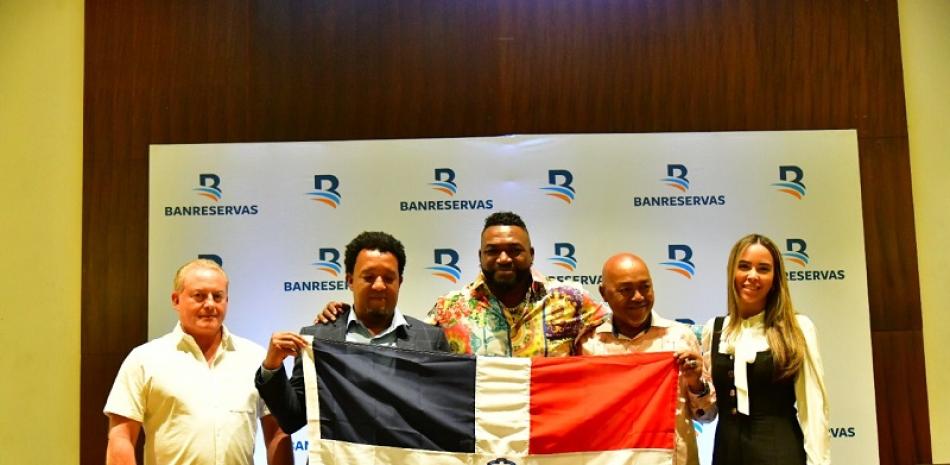 David Ortiz, acompañado de Pedro Martínez, Fernando Cuza y Gema Vargas, gerente de Mercadeo de Banreservas, exhibe orgulloso la bandera dominicana.