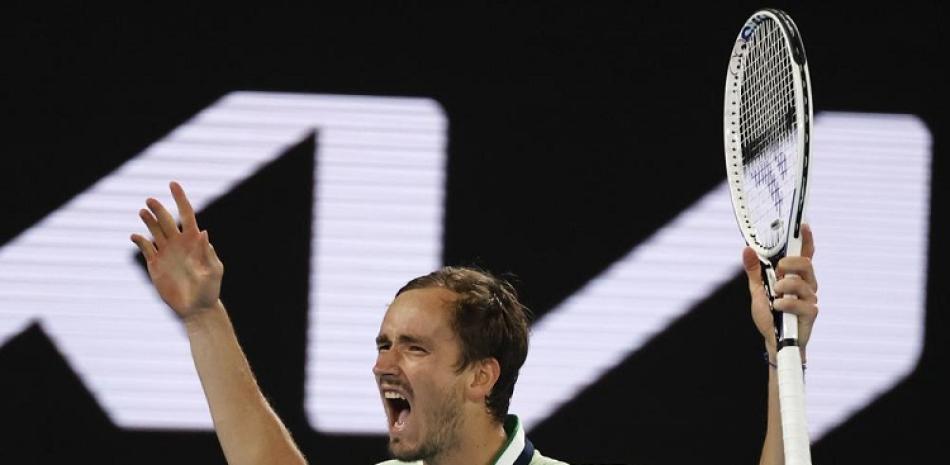 Daniil Medvedev reacciona tras romper el saque de Felix Auger-Aliassime durante el duelo de cuartos de final del Abierto de Australia.