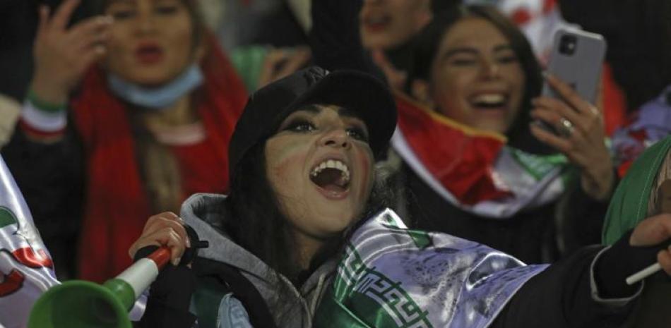 Una aficionada iraní celebra al término de la victoria de su selección por 1-0 ante Iraq en las eliminatorias de la Copa Mundial.