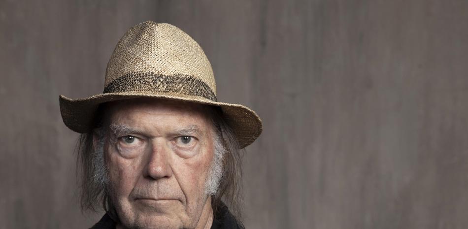 El veterano rockero Neil Young había enviado una misiva pública exigiendo que eliminen su música de Spotify en protesta porque Rogan difundió información errónea sobre la vacuna covid en su popular podcast, “The Joe Rogan Experience”. (Foto: AP).