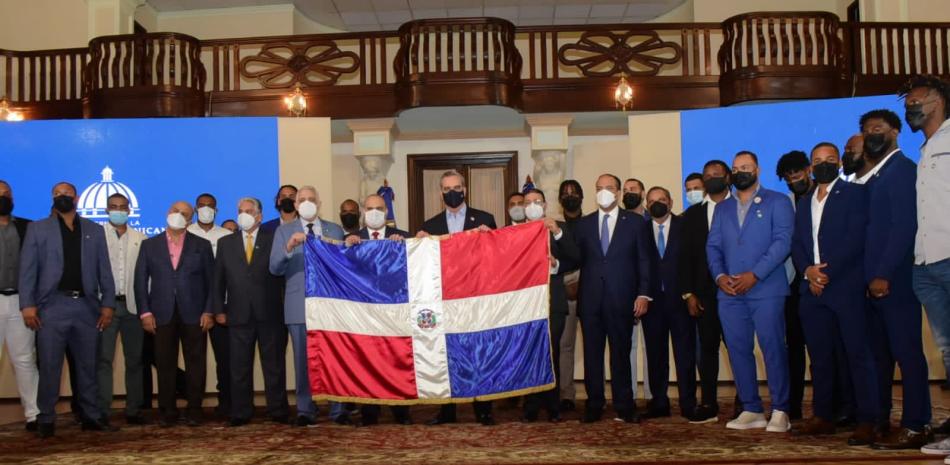 El presidente Luis Abinader encabezó el acto en fue entregada la bandera nacional a los campeones Gigantes del Cibao.