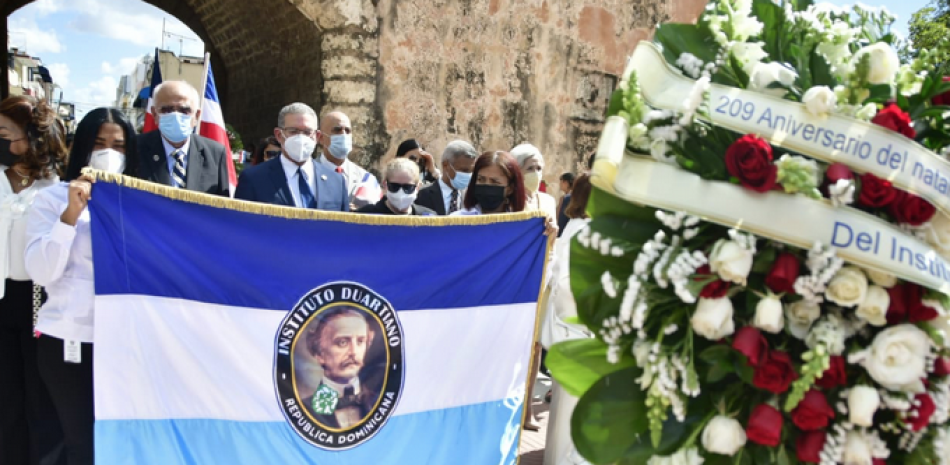 Representantes de diversas instituciones depositaron ayer ofrendas florales en el Altar de la Patria, en honor al prócer Juan Pablo Duarte. JORGE MARTÍNEZ/ LISTÍN DIARIO