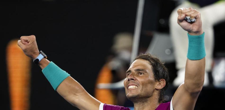 Rafael Nadal celebra tras vencer a Matteo Berrettini en las semifinales del Abierto de Australia, este viernes 28 de enero de 2022.