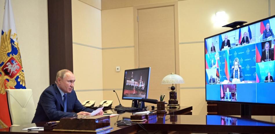 El presidente ruso, Vladimir Putin, preside una reunión con miembros del Consejo de Seguridad a través de una videoconferencia en la residencia estatal de Novo-Ogaryovo, en las afueras de Moscú, el 28 de enero de 2022.
Alexey NIKOLSKY / Sputnik / AFP
