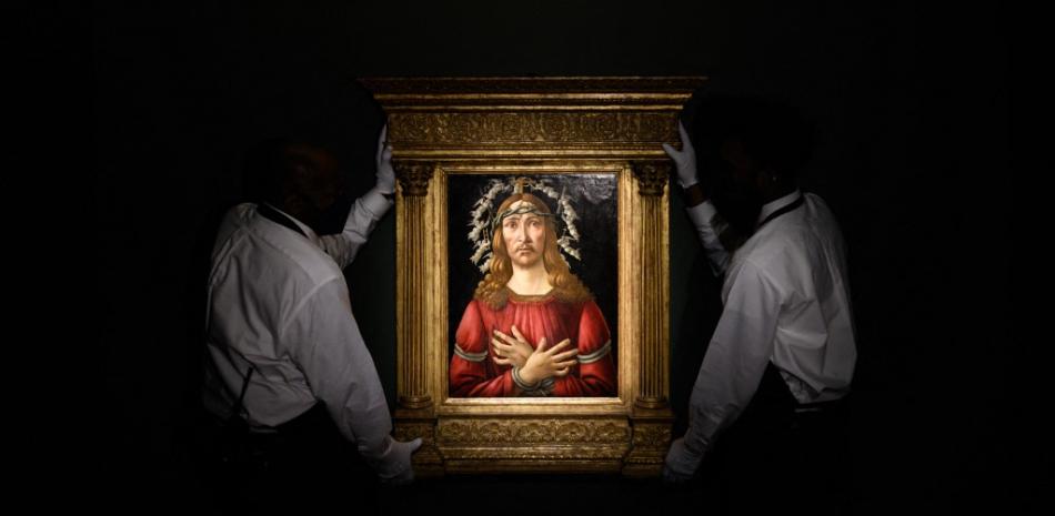 Una pintura de Botticelli titulada 'El hombre de los dolores' se exhibe en Sotheby's en Nueva York, Nueva York. Una rara pintura de Botticelli que representa a Jesucristo se vendió en una subasta por más de $ 45 millones el 27 de enero de 2022 en Sotheby's en Nueva York, un año después de que se pagara un récord de $ 92 millones por una obra del maestro del Renacimiento italiano.
AFP