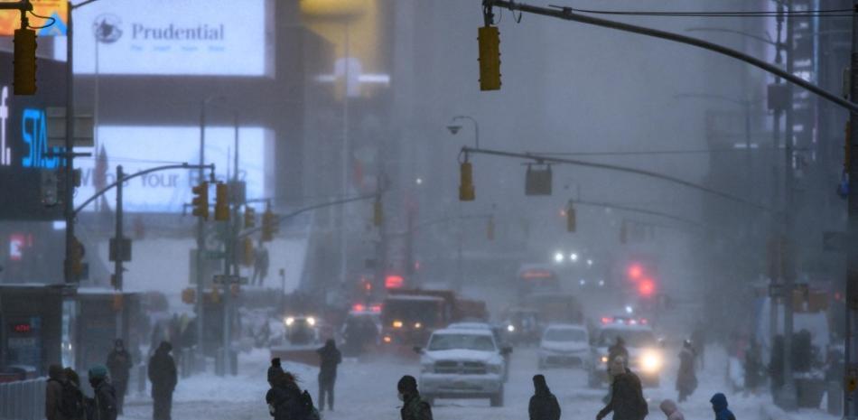 Los peatones cruzan una calle durante una tormenta invernal en Nueva York el 29 de enero de 2022. 
Foto: Ed Jones/ AFP