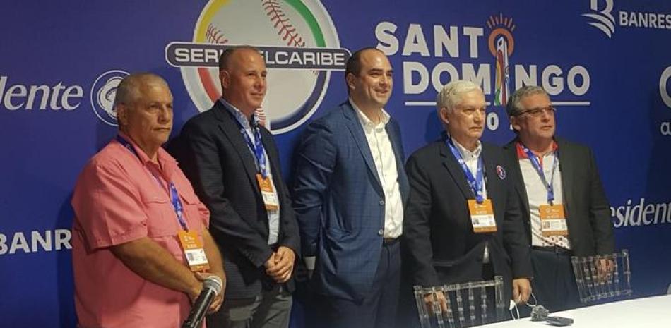 El comisionado de béisbol del Caribe, Juan Puello Herrera junto a Adam Jones, Chief Strategy Officer de Miami Marlins y los presidentes de las Ligas de Venezuela y Puerto Rico.