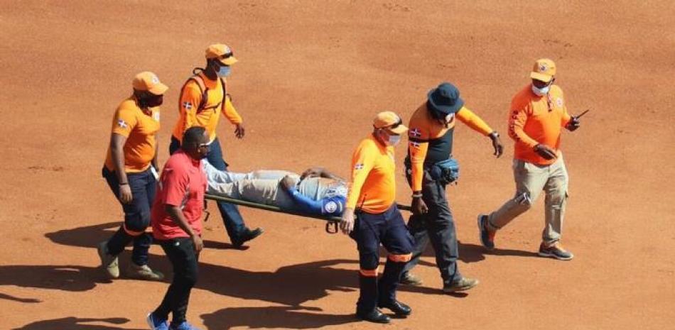 El jardinero colombiano Dilson Herrera es sacado en camillas luego de sufrir un fuerte golpe.