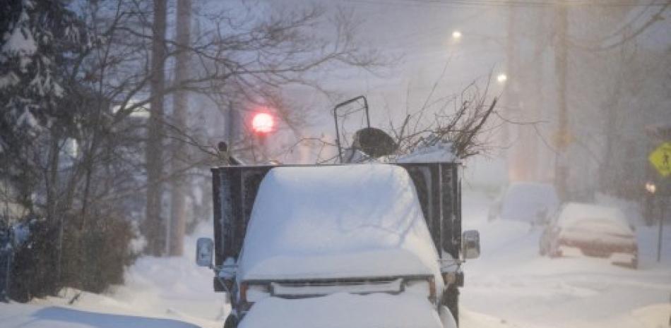 Camión repleto de nieve. / AFP