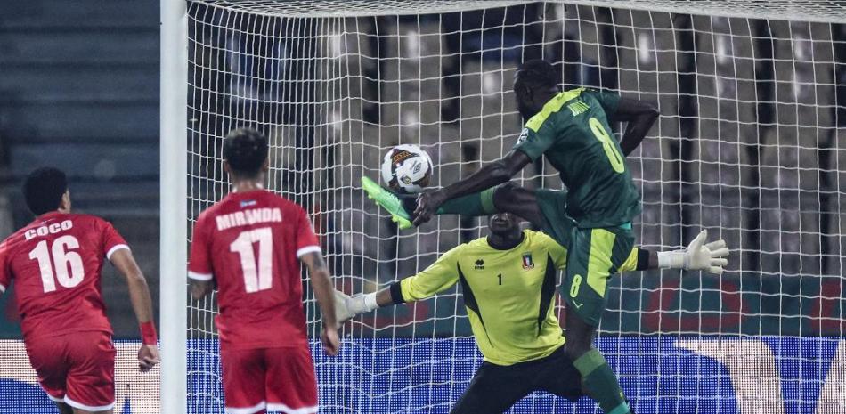 El mediocampista de Senegal Cheikhou Kouyate (derecha) anota el segundo gol de su equipo durante el partido entre Senegal y Guinea Ecuatorial. /AFP