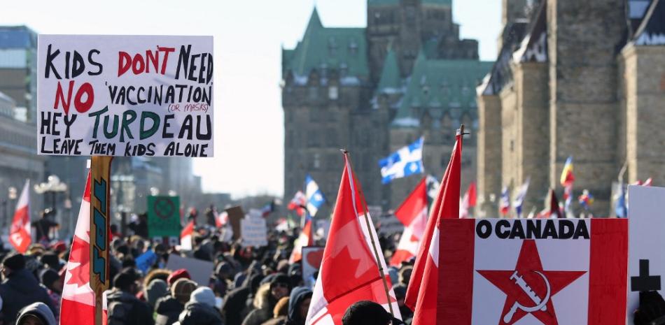 Prostestas por los mandatos y restricciones de la vacuna Covid-19 frente al Parlamento el 29 de enero de 2022 en Ottawa, Canadá. Foto: David Chan/AFP.