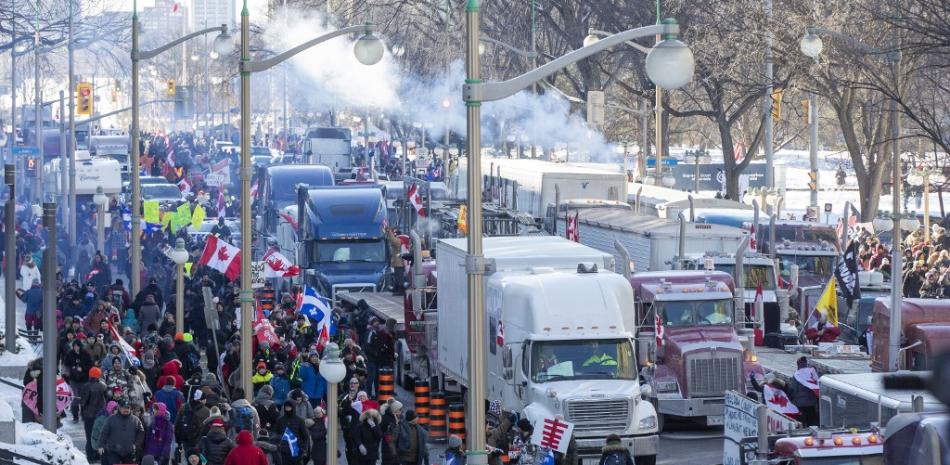Los partidarios llegan a Parliament Hill para el Freedom Truck Convoy para protestar contra los mandatos y restricciones de la vacuna Covid-19 en Ottawa, Canadá, el 29 de enero de 2022.
Foto: Lars Hagberg/ AFP