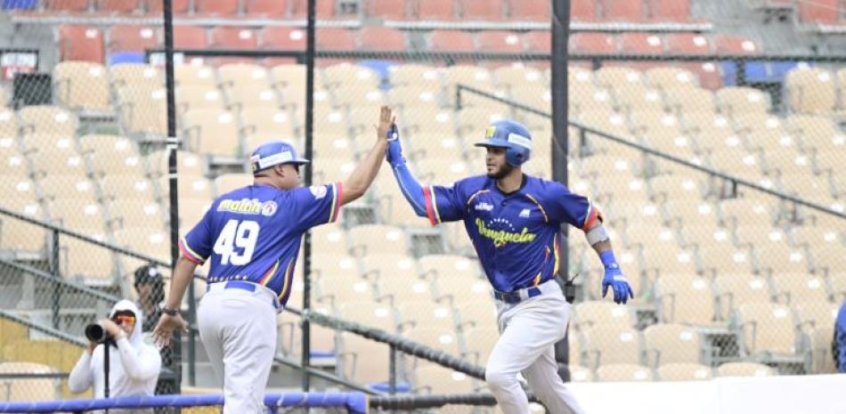 Ángel Reyes, de los Navegantes de Magallanes, pasa por la tercera base luego de pegar el batazo decisivo en el partido de este lunes frente a Panamá.