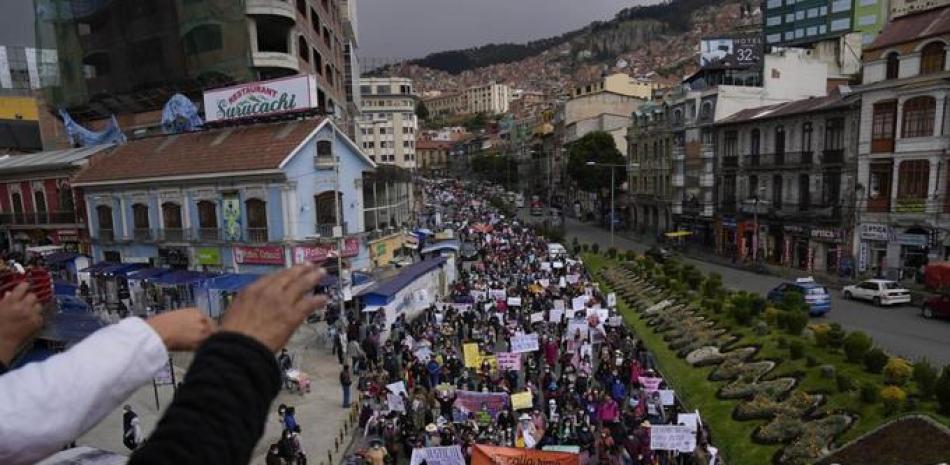 Manifestantes marchan contra la violencia de género, particularmente contra las desapariciones de mujeres y los feminicidios en La Paz, Bolivia, el lunes 31 de enero de 2022. (AP Foto/Juan Karita)