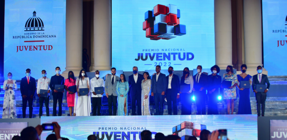 El presidente Luis Abinader, el ministro de la Juventud, Rafael Féliz García, junto a los premiados. JORGE CRUZ/LD