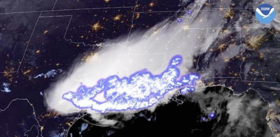 Esta imagen satelital proporcionada por la Oficina Nacional de Administración Oceánica y Atmosférica muestra un complejo de tormentas eléctricas que contiene el rayo que ha cubierto la mayor distancia horizontal jamás registrado, con 768 kilómetros (477 millas) a través de partes del sur de Estados Unidos, el 29 de abril de 2020. (NOAA vía AP)