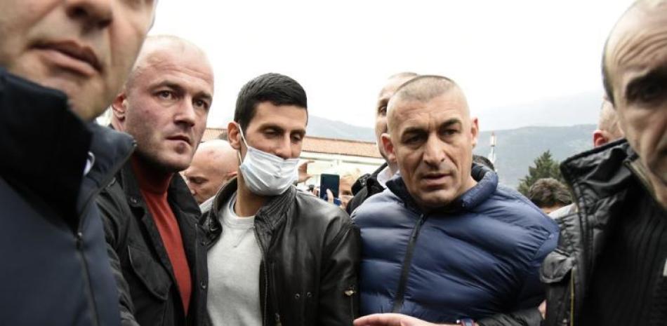 Novak Djokovic (centro) al ingresar al ayuntamiento de Budva en Montenegro, el pasado viernes.