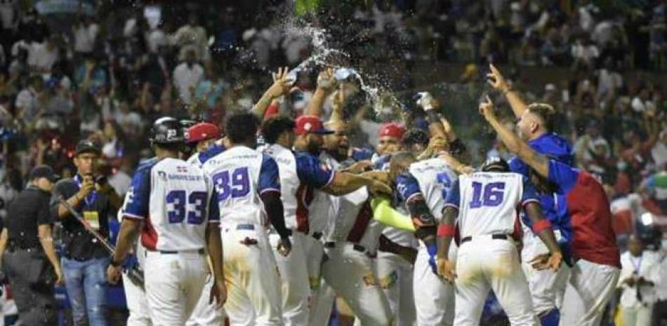 Jugadores de los Gigantes de República Dominicana festejan luego de derrotar a Venezuela.