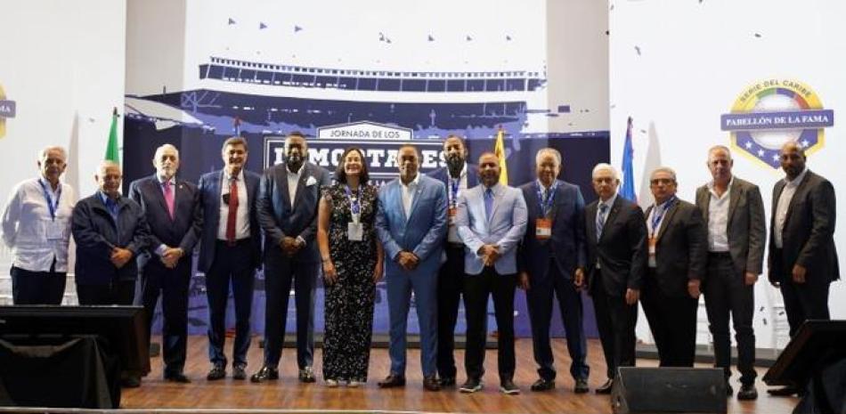 Los exaltados y los presidentes miembros de la Confederación de Beisbol del Caribe.