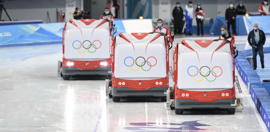 Los "peluqueros" recuperan la superficie del hielo durante una sesión de entrenamiento en el Óvalo Nacional de Patinaje de Velocidad en Beijing el 2 de febrero de 2022, antes de los Juegos Olímpicos de Invierno de Beijing 2022.
Sébastien BOZON / AFP
