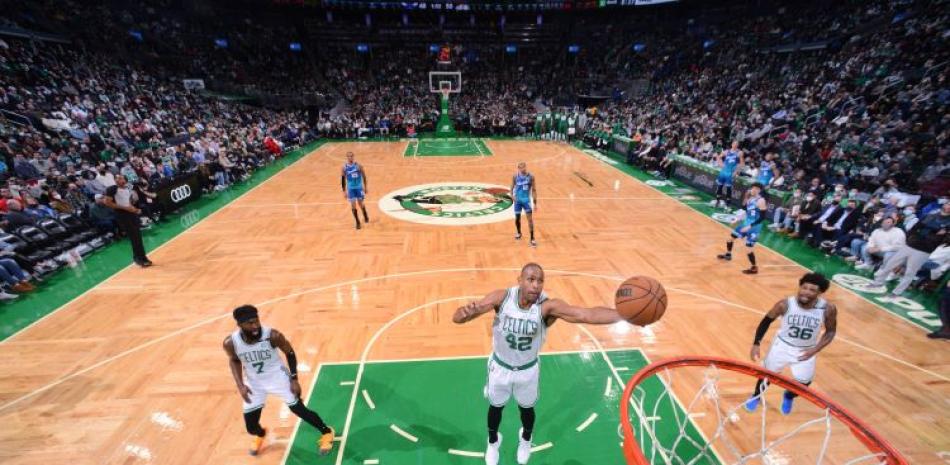 Al Horford, de los Celtics de Boston, atrapa un rebote en acción del partido del miércoles frente a los Hornets de Charlotte.