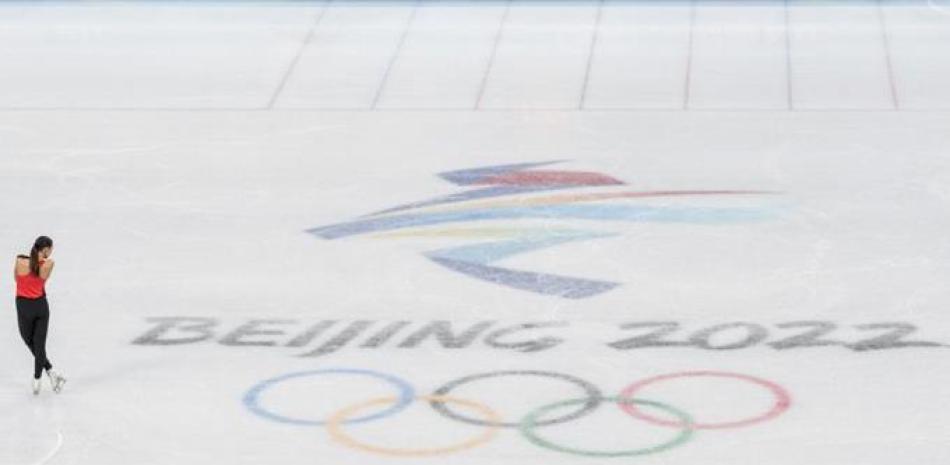 La patinadora alemana Nicole Schott entrena en el Capital Indoor Stadium antes del inicio de los Juegos Olímpicos de Beijing, el 2 de febrero de 2022, en Beijing.