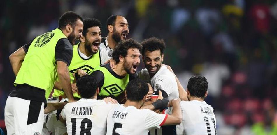 Egipto descarriló a los anfitriones de Camerún, en una semifinal de infarto que terminó a favor de los egipcios 3-1 en tandas de penales, tras un empate a cero, incluyendo tiempo complementario.
