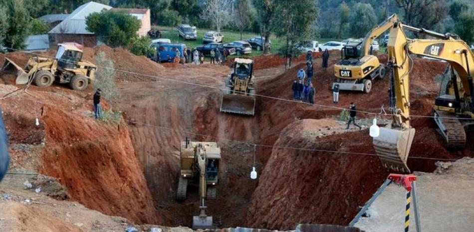 Decenas de empleados trabajan a destajo en el norte del país para sacar con vida a Rayan, que se encuentra a 32 metros de profundidad. Foto: AFP