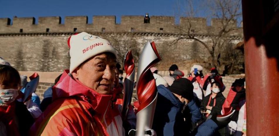 El actor Jackie Chan sostiene la antorcha olímpica en la Gran Muralla de Badaling en el segundo día del relevo de la antorcha en Beijing el 3 de febrero de 2022, un día antes del inicio de los Juegos Olímpicos de Invierno de Beijing 2022.
NOEL CELIS / AFP