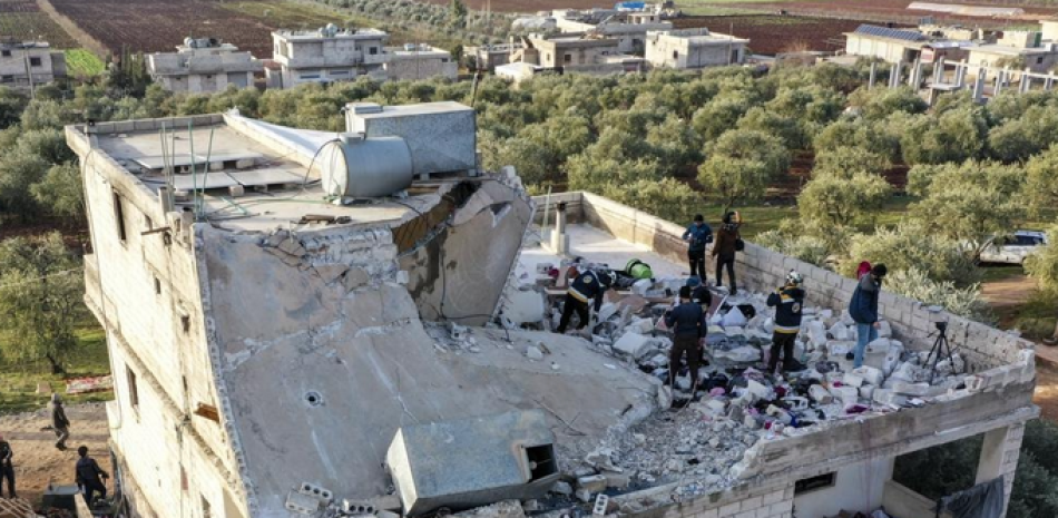 Gente inspecciona una casa destruida tras un operativo militar de Estados Unidos en la aldea siria de Atmeh, provincia de Idlib, ayer.