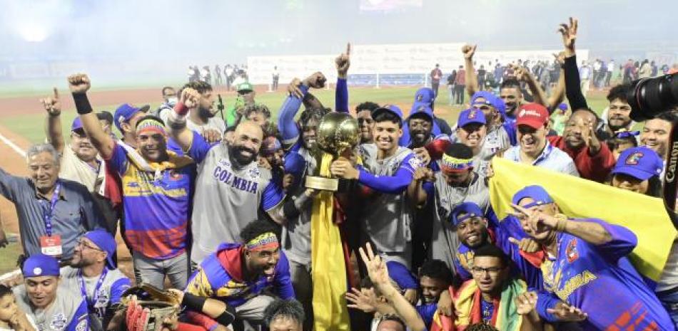 Jugadores de Colombia posan con el trofeo de campeón tras conquistar la Serie del Caribe.