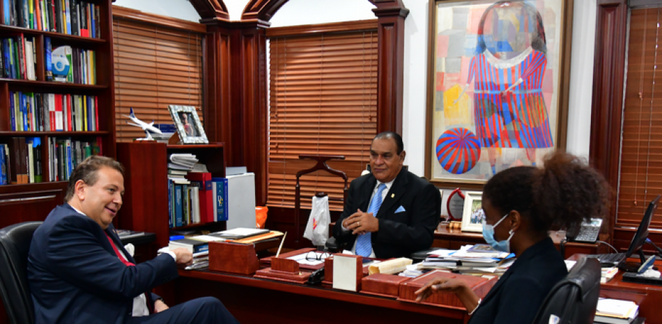 El embajador conversa con el director de Listín Diario.