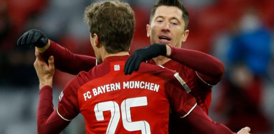 Thomas Muller y Robert Lewandowski  celebran luego de uno de los goles del Bayern Munich durante la jornada sabatina de la Bundesliga.