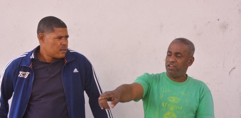 El señor Yeri y Alberto al momento de conversar con un equipo de LISTIN DIARIO. Consideran abusivos precios de los carburantes. Foto: Leonel Matos/LD.