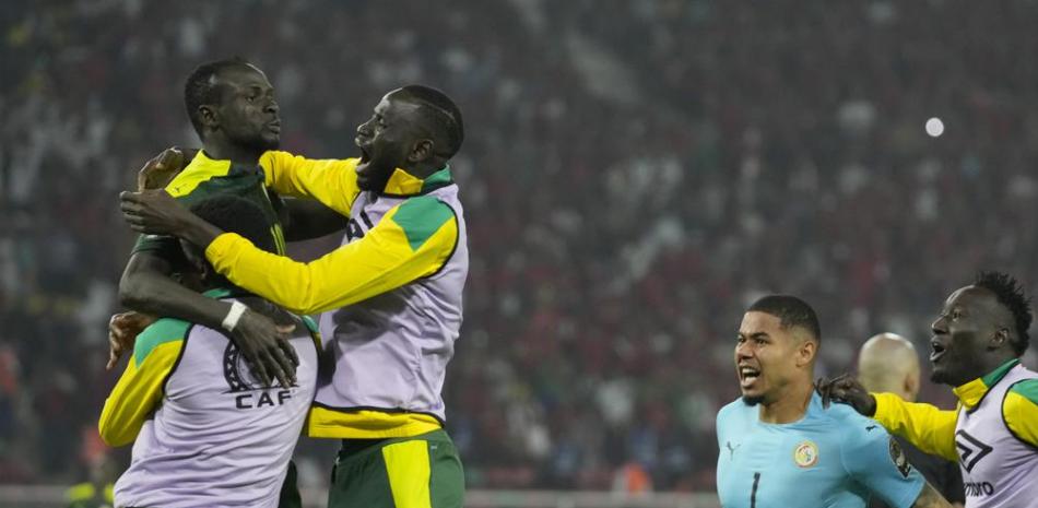 Sadio Mane de Senegal, arriba a la izquierda, y sus compañeros de equipo celebran después de anotar el penal ganador al final del último partido de fútbol de la Copa Africana de Naciones 2022 entre Senegal y Egipto en el estadio Ahmadou Ahidjo en Yaundé, Camerún, el domingo 6 de febrero de 2022.