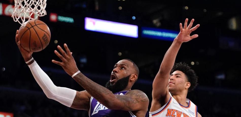 LeBron James, de los Lakers de Los Ángeles, dispara frente a Quentin Grimes, de los Knicks de Nueva York, este sábado.