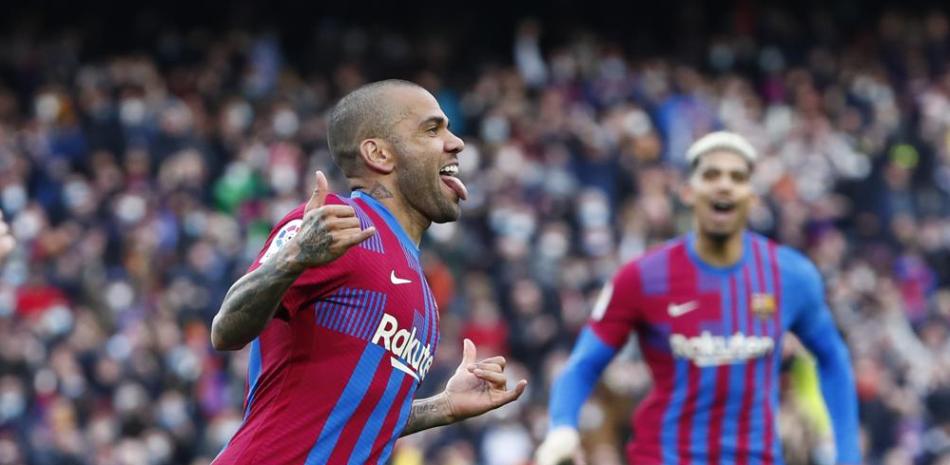 Dani Alves, del Barcelona, ??celebra después de anotar el cuarto gol de su equipo en el duelo ante el Atlético de Madrid, el domingo 6 de febrero de 2022, en Barcelona.