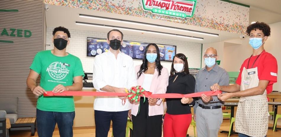 Ejecutivos Krispy Kreme apertura Galeria 360 junto a empleados.