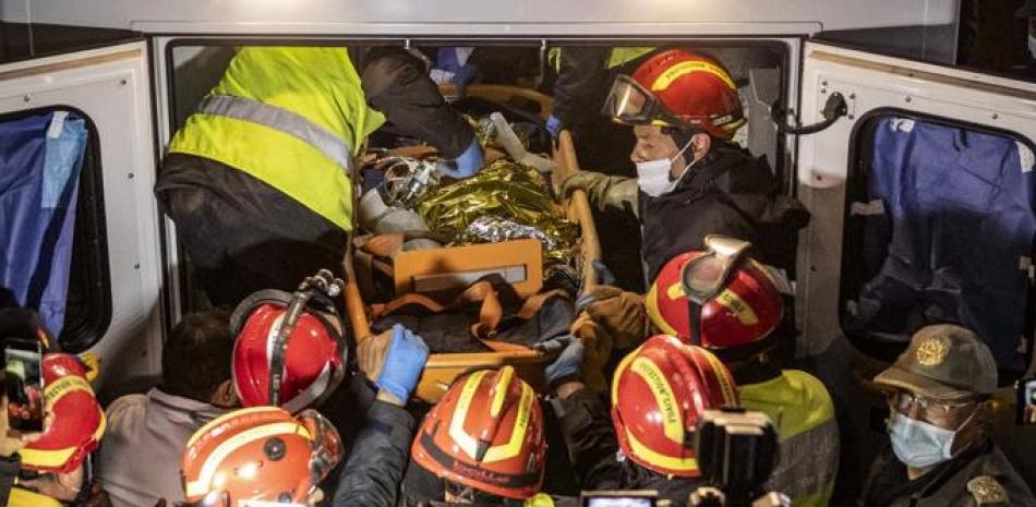 Los equipos de emergencia marroquíes colocan el cuerpo de Rayan Oram, de cinco años, en una ambulancia después de sacarlo de un pozo en el que cayó el 1 de febrero, en el remoto pueblo de Ighrane en la provincia rural del norte de Chefchaouen, a última hora del 5 de febrero. 2022. Los equipos de rescate marroquíes encontraron al niño de cinco años muerto en el fondo de un pozo a última hora del 5 de febrero, en el trágico final de una laboriosa operación de cinco días que se ha apoderado de la nación.
Fadel SENNA / AFP