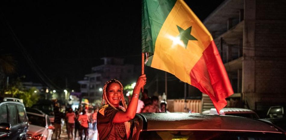 El pueblo se lanzó a las calles para recibir a los campeones de la Copa Africana de Naciones, en fútbol.