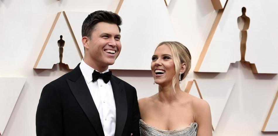 Colin Jost y Scarlett Johansson llegan a la ceremonia de los premios Oscar el 9 de febrero de 2020 en Los Ángeles. La pareja, que una vez hizo parodias de comedia en “Saturday Night Live”, se reúne en la pantalla para un comercial de Alexa para el Super Bowl.