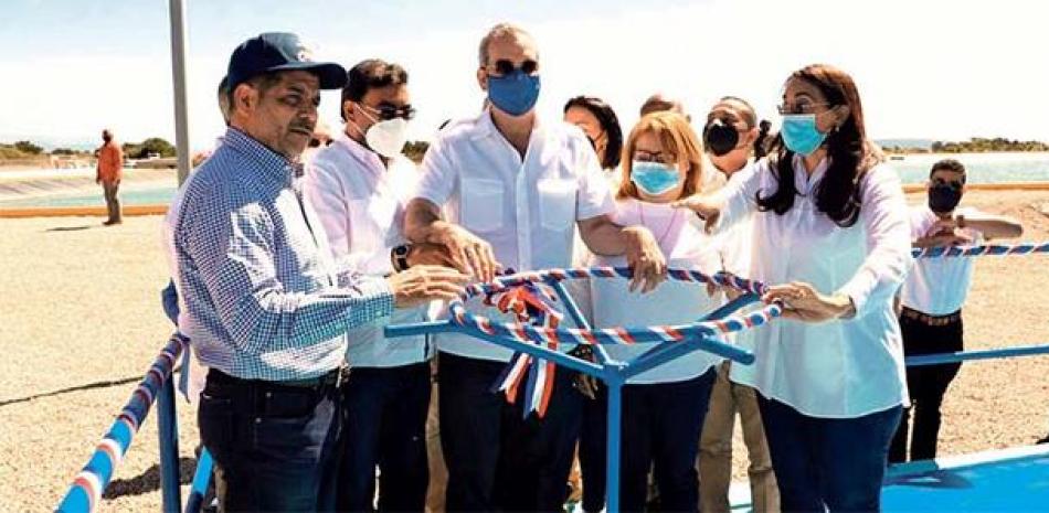 El presidente Luis Abinader, durante la inauguración de una planta de tratamiento en Barahona en su visita este fin de semana a tres provincias de la región Sur. FUENTE EXTERNA