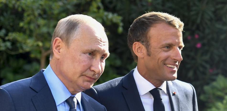 El presidente de Francia, Emmanuel Macron, a la derecha, recibe al presidente de Rusia, Vladimir Putin en el 2019. Foto AP